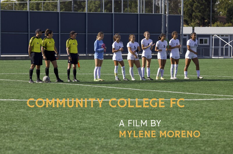 Immagine promozionale di Community College FC: calciatrici in maglia bianca e arbitri schierati su un campo verde, con titolo e nome della regista.