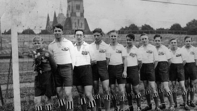 Immagine promozionale del documentario: una squadra di calcio dell'HSV in una fotografia storica in bianco e nero