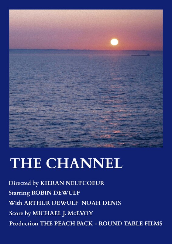 Locandina di The Channel: il sole sull’orizzonte marino, una nave in lontananza e i crediti su fondo blu.