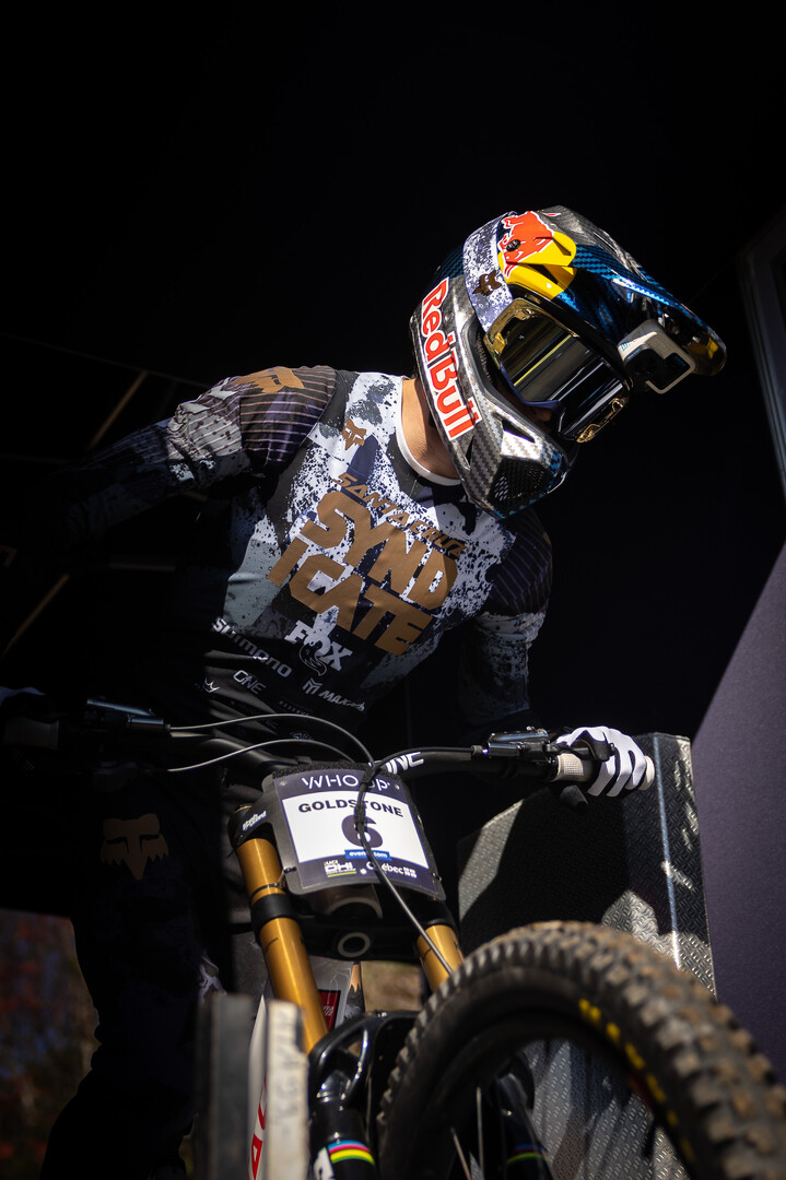 Jackson Goldstone in sella alla mountain bike prima di una discesa