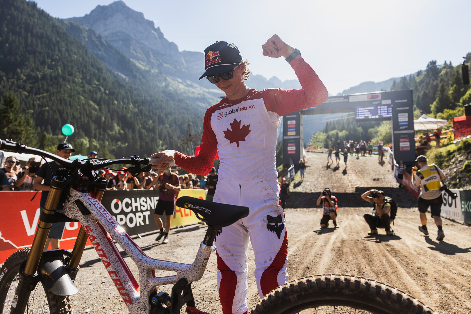 Jackson Goldstone accanto alla bici nell’area di arrivo di una gara in montagna