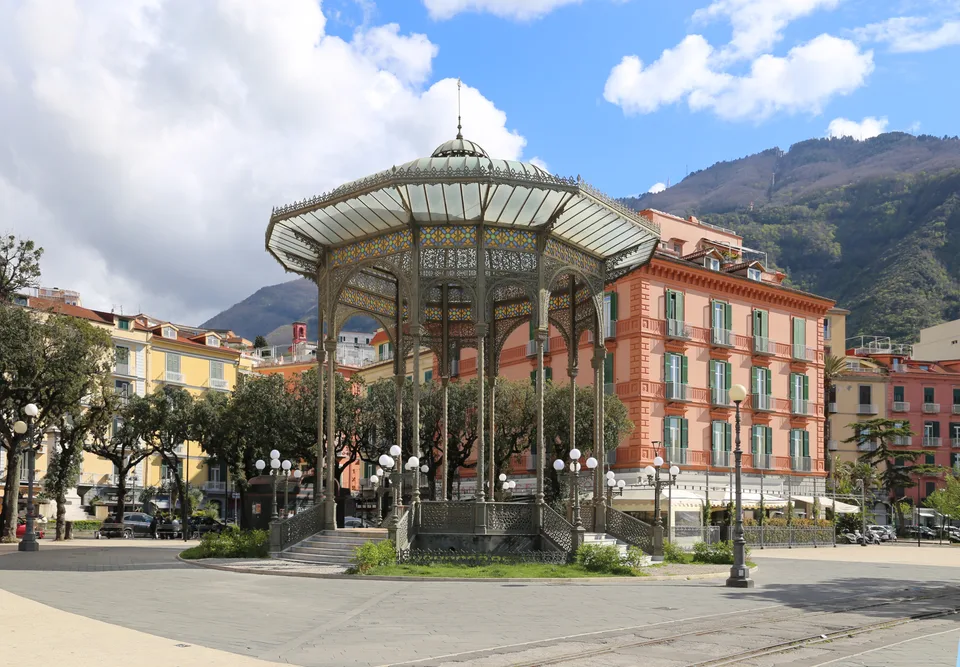 La Cassa Armonica in piazza Principe Umberto, tra gli edifici colorati di Castellammare di Stabia