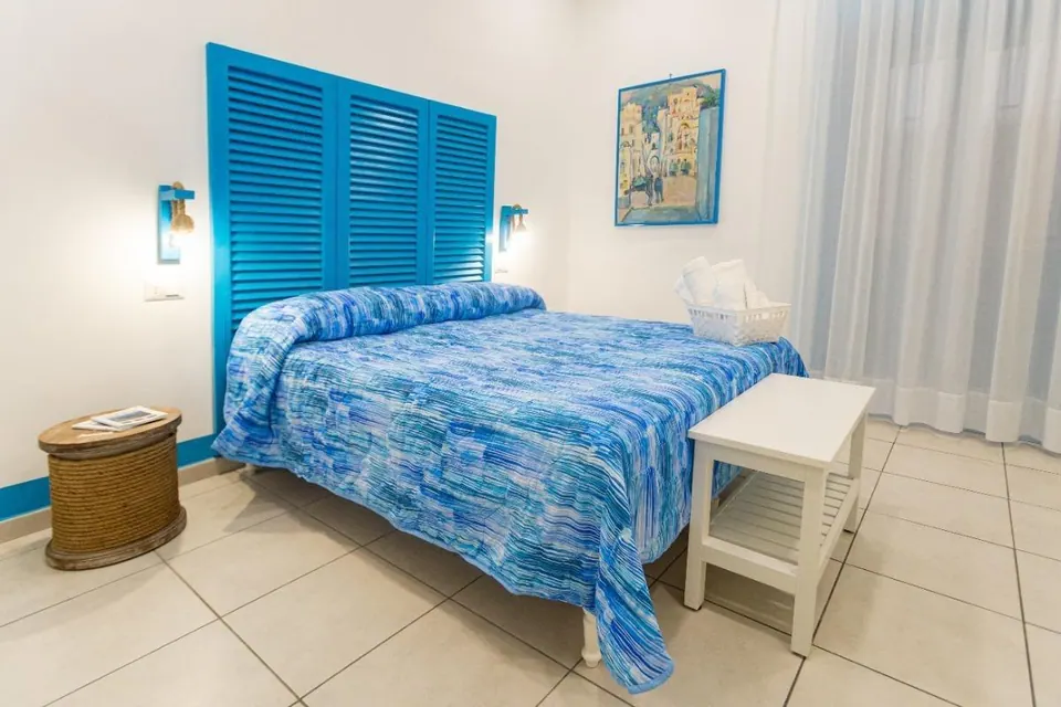 Camera con arredi azzurri del Biù B&B