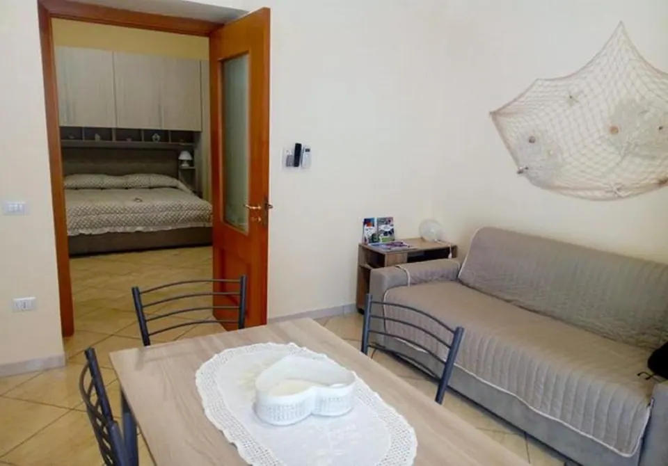 Soggiorno e camera della casa vacanze Cuore di Stabia
